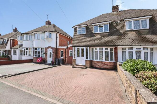 3 bed property, in Hollydale Road, £270,000
