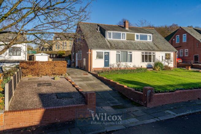 3 bed property, in Hillside Close, £270,000