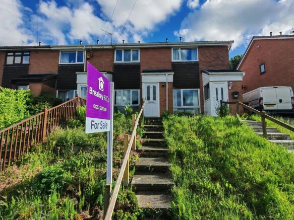 2 bed property, in Essex Road, £190,000