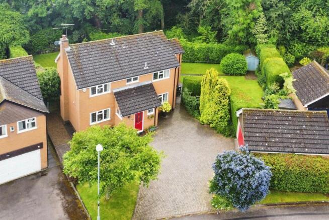 4 bed property, in Eskdale Close, £595,000