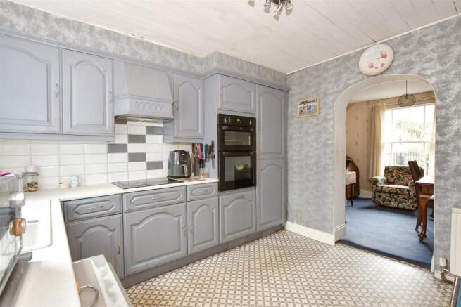 4 bed property, in Monkton Street, £300,000