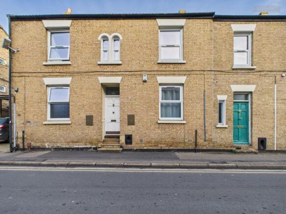 2 bed property, in Fitzwilliam Street, £170,000