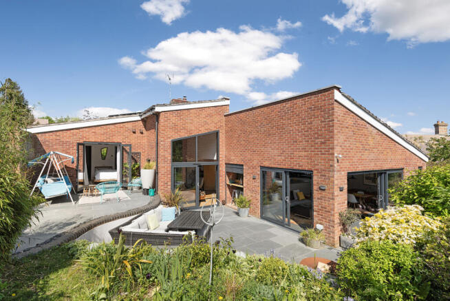 4 bed property, in Molesworth, £750,000