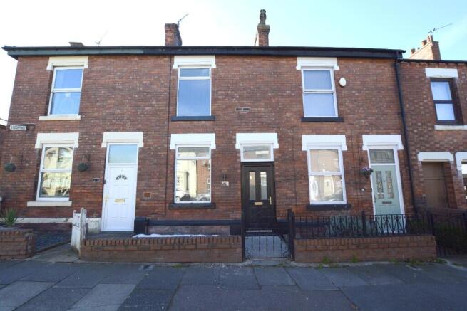 2 bed property, in Stockport Road, £200,000