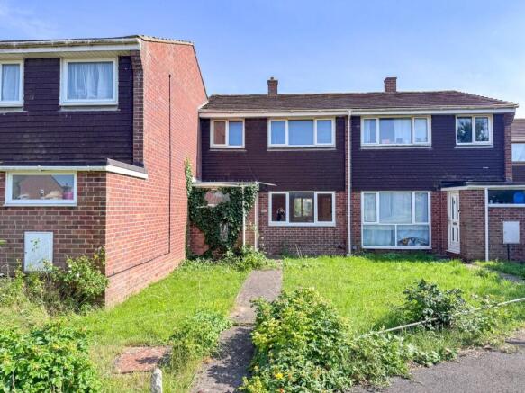 3 bed property, in Cedar Close, £260,000