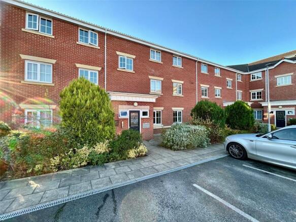 2 bed property, in Brampton Drive, £95,000