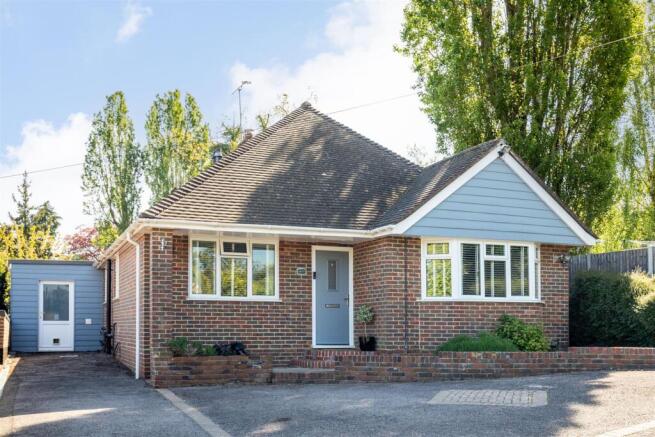 4 bed property, in Hazeldene Lane, £700,000