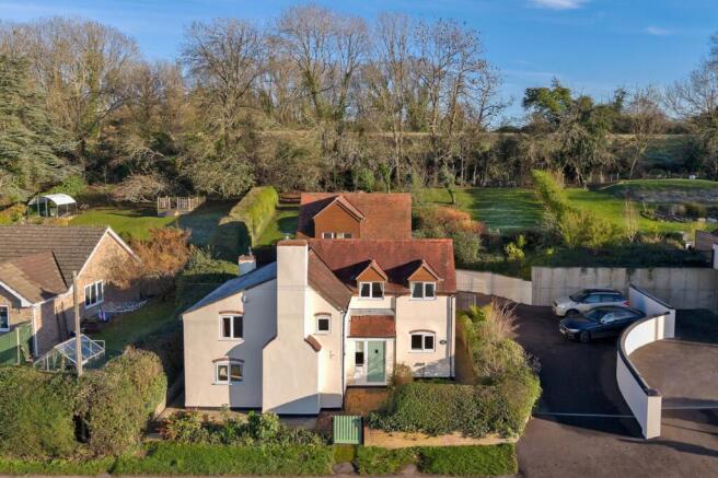 4 bed property, in Gloucester Road, £595,000