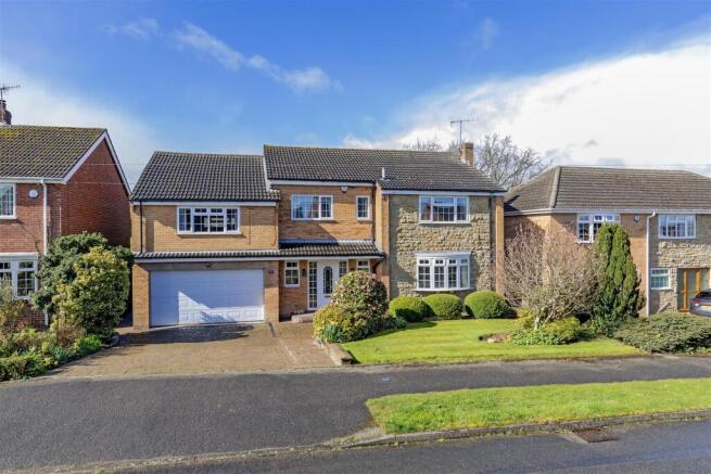 4 bed property, in Chartwell Avenue, £550,000