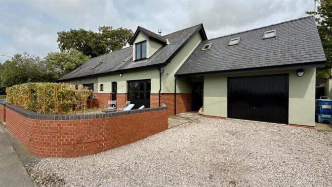 2 bed property, in Station Road, £295,000
