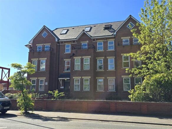 1 bed property, in Wilbraham Road, £100,000