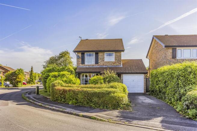 3 bed property, in Oakmeadow Close, £375,000