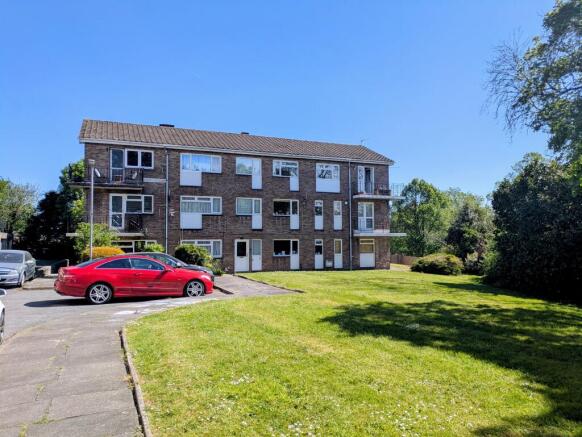 2 bed property, in Quarry Crescent, £130,000