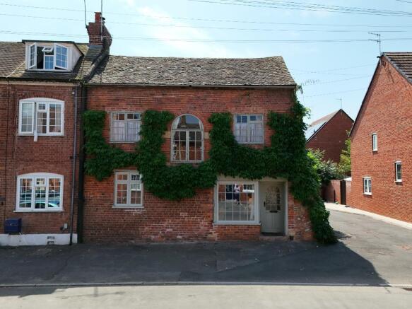 3 bed property, in 55 Newlands, £400,000