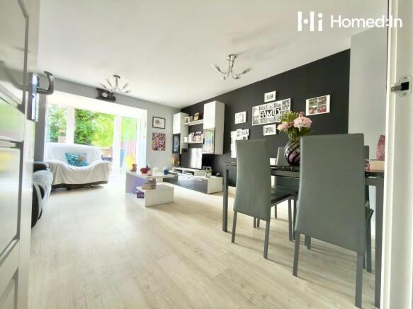 3 bed property, in Martindales RH13, £400,000