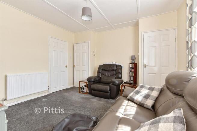 2 bed property, in Highfield Road, £195,000