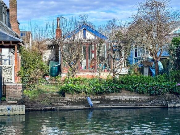 3 bed property, in The Island, £565,000
