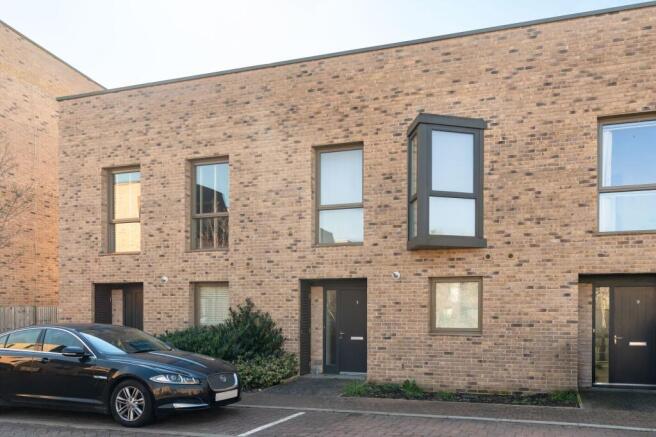 2 bed property, in Rosebay Gardens, £430,000