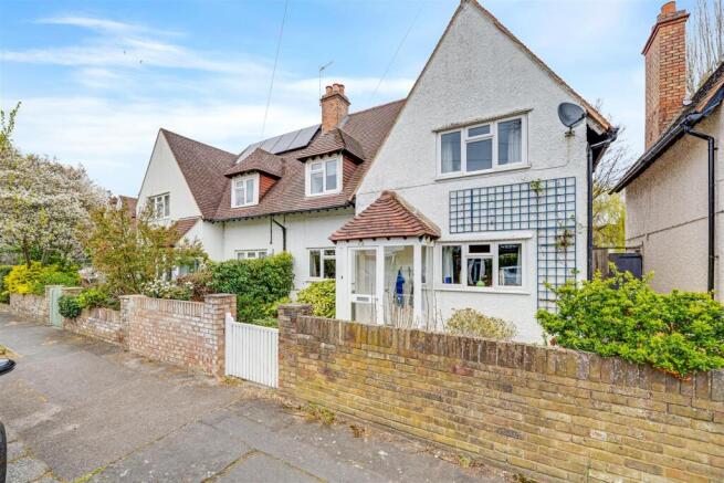 4 bed property, in Connaught Road, £975,000