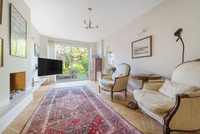 2 bed property, in Hamilton Road, £675,000
