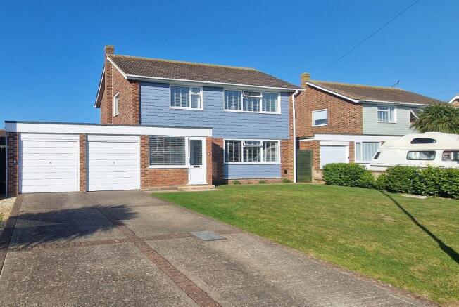 4 bed property, in Paddock Drive, £600,000