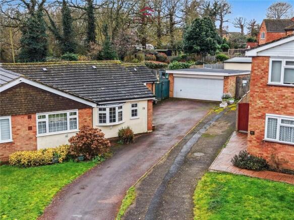 3 bed property, in Pollards Close, £600,000