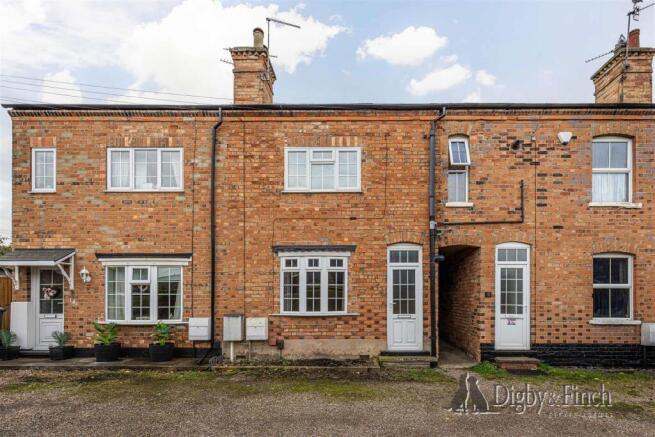 2 bed property, in Woodside Avenue, £200,000