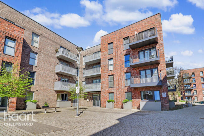 2 bed property, in Victoria Road, £325,000