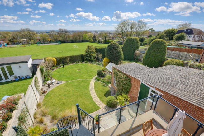 3 bed property, in Blake Road, £695,000