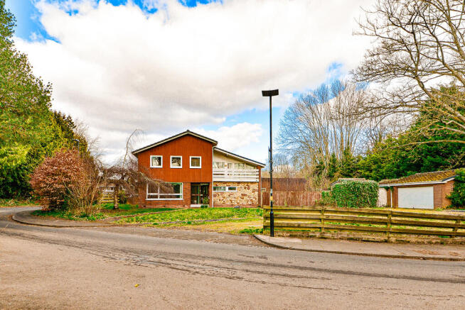 5 bed property, in Green Road, £750,000