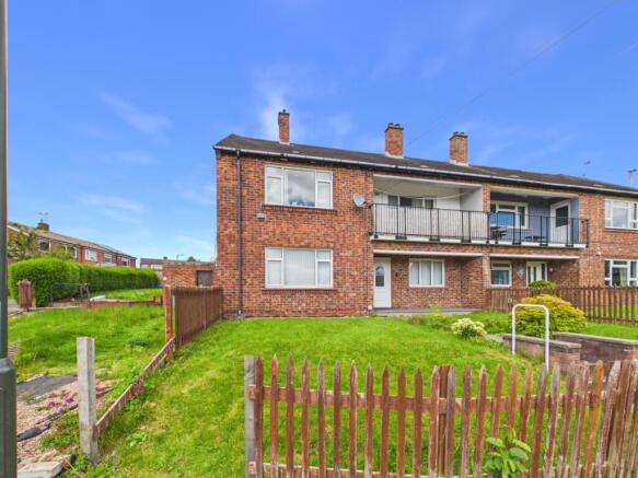 2 bed property, in Snape Hill Crescent, £130,000