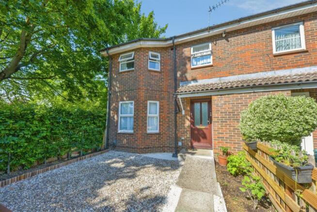1 bed property, in Woodhall Lane, £210,000