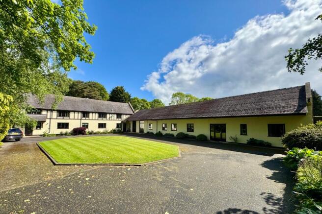 4 bed property, in Hall Drive, £950,000