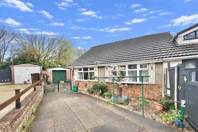2 bed property, in Sandown Drive, £260,000