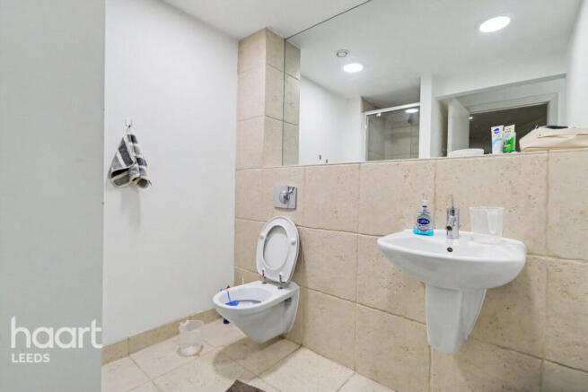 2 bed property, in Wellington Street, £200,000