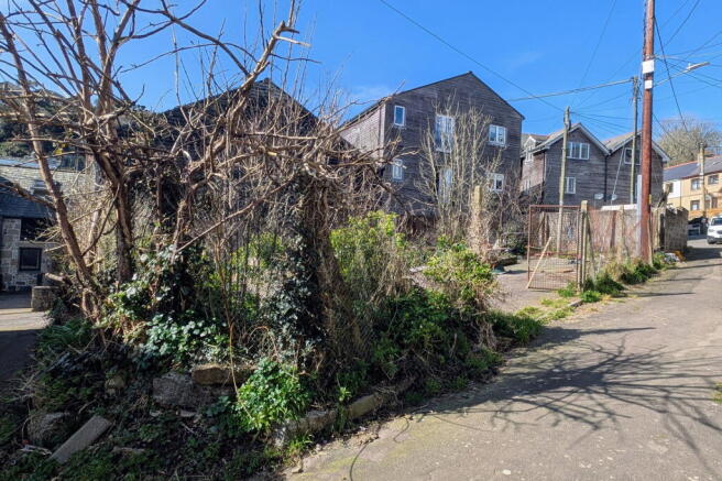 6 bed property, in Creeping Lane, £165,000