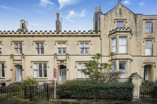 2 bed property, in Wellington Square, £325,000