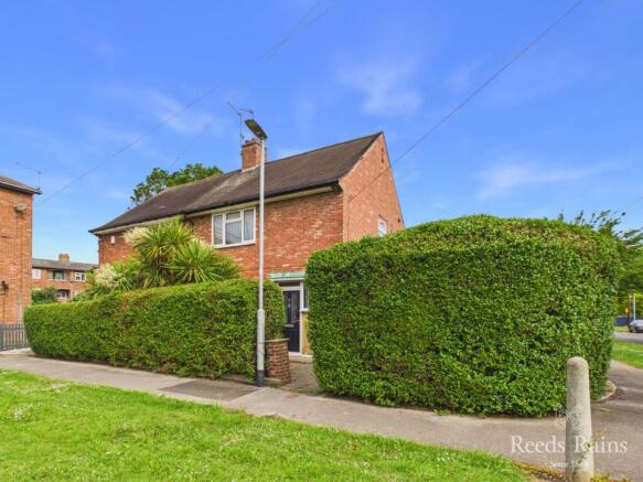 2 bed property, in Parthian Road, £100,000