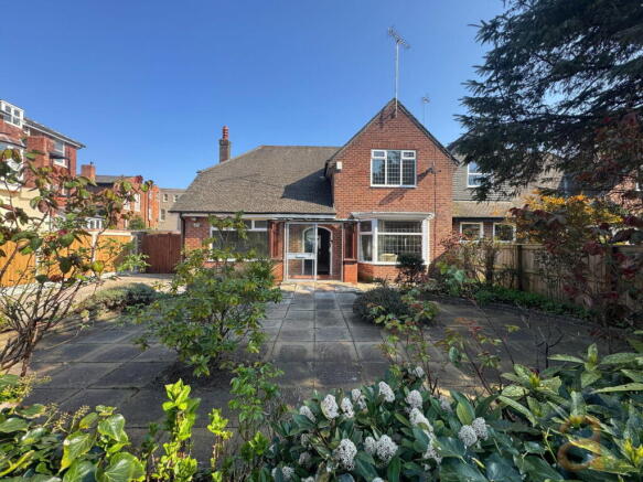 3 bed property, in Gloucester Road Southport PR8 2AU, £400,000