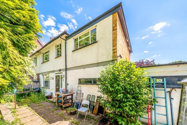 4 bed property, in Auckland Road, £450,000