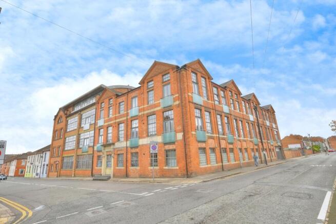 2 bed property, in Grove Road, £175,000