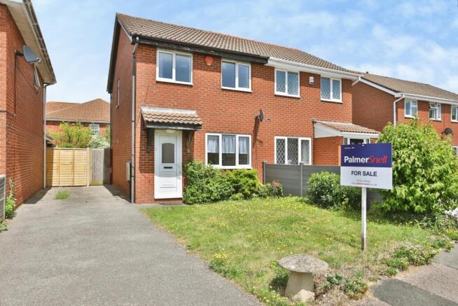2 bed property, in Thorncombe Close, £295,000