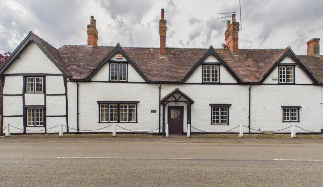 5 bed property, in Four Gables, £750,000