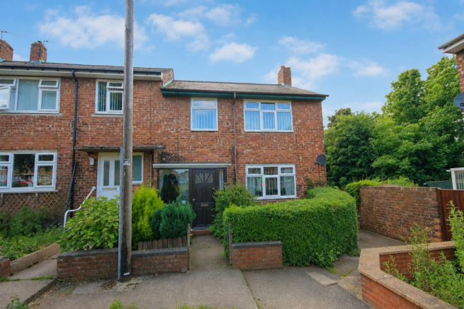 2 bed property, in Wakenshaw Road, £125,000