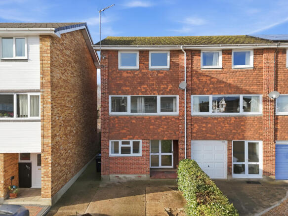 5 bed property, in Sunrise Avenue, £375,000