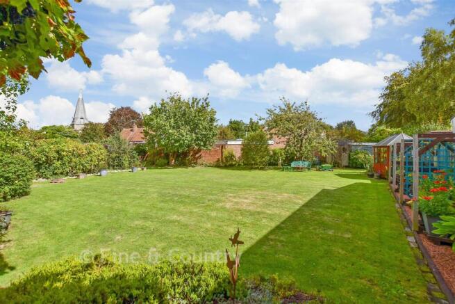 4 bed property, in High Street, £1,100,000