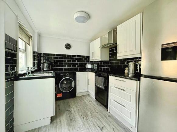 2 bed property, in Hunnyhill, £196,000