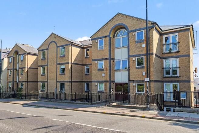 2 bed property, in Toward Road, £42,500
