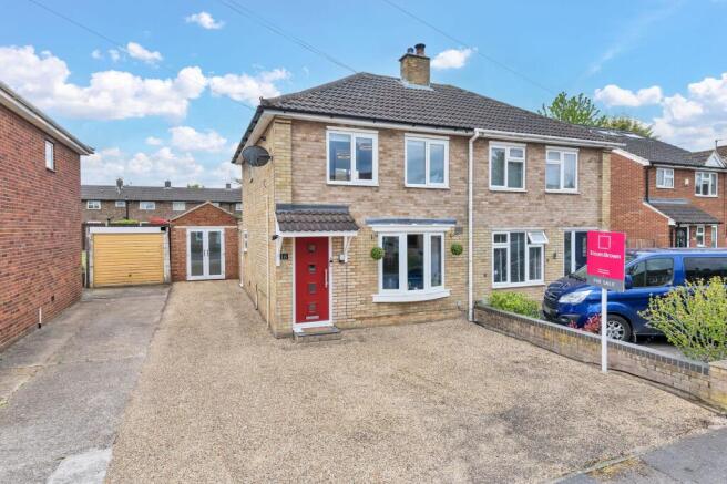 3 bed property, in The Close, £385,000