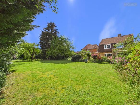 4 bed property, in Grafton Avenue, £430,000